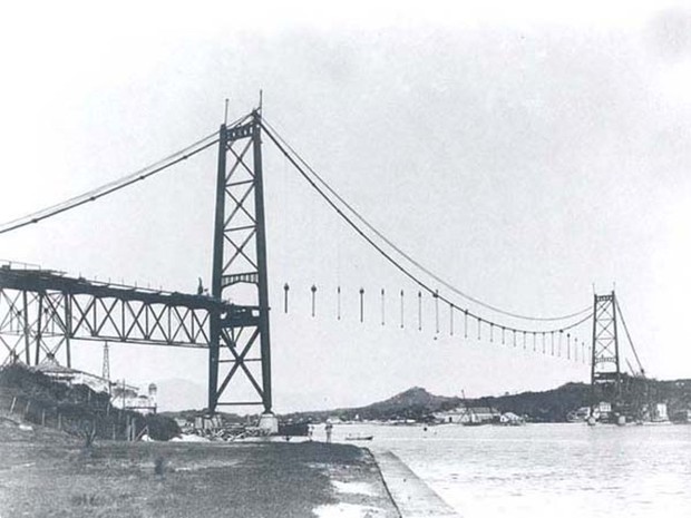 Ponte Hercílio Luz começou a ser construída em 1922 (Foto: Arquivo/Deinfra)
