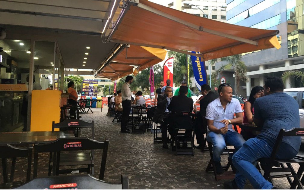 Posto da Lava Jato é ponto de encontro de turistas endereço de happy-hour de executivos em Brasília (Foto: Gustavo Aguiar/G1 DF)