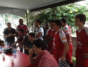 Jogadores do São Paulo veem jogo do Real (Foto: Cleber Akamine)