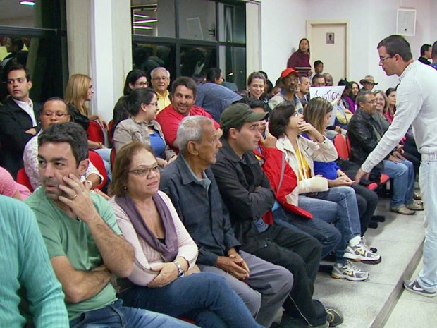 Moradores se mobilizam para reduzir salário de vereadores em Perdões (Foto: Reprodução EPTV)