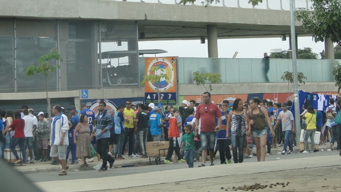 Fila de torcedores para entrar no Mineirão, com o jogo entre Cruzeiro e Chapecoense em andamento (Foto: Mauricio Paulucci/GloboEsporte.com)