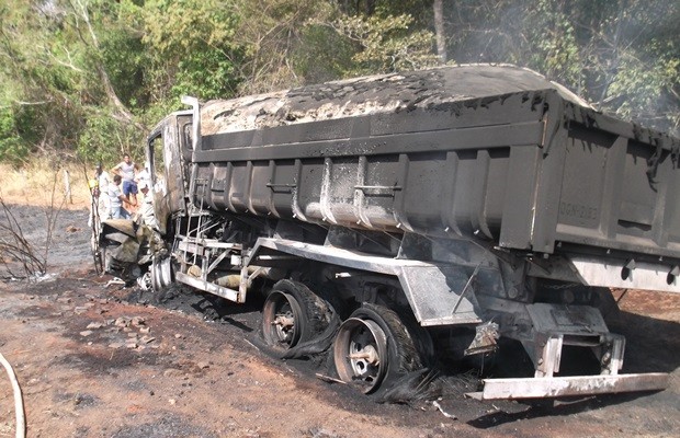Caminhão levava carga de areia e motorista saiu ileso (Foto: Divulgação/ Corpo de Bombeiros)