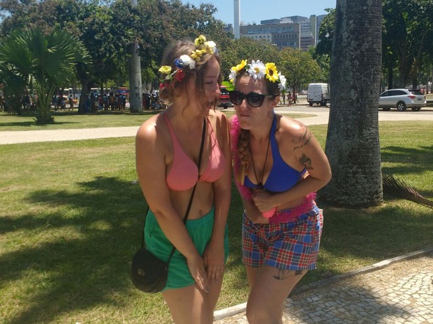 Meninas procuram por banheiros químicos para fazer xixi no Sargento Pimenta (Foto: Elisa Souza/G1 Rio)