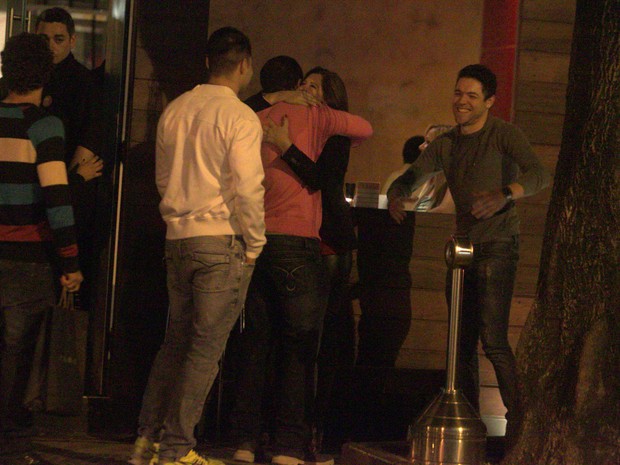 Andressa e Nasser encontram amigo no Leblon (Foto: Ag.News)