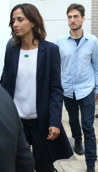 Camila Pitanga e Igor Angelkorte deixam velório de Domingos Montagner (Foto: Thiago Duran/Agnews)