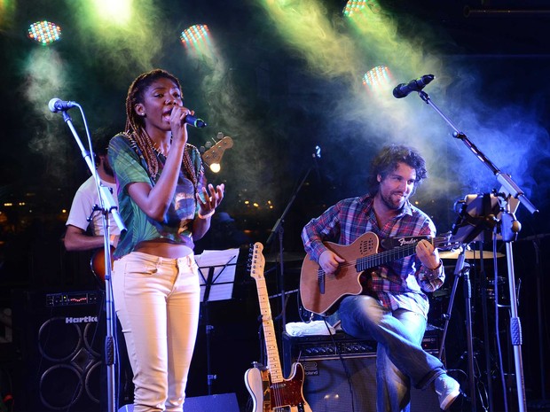 Késia Estácio e Rodrigo Lampreia em show no Rio (Foto: Ari Kaye/ Divulgação)