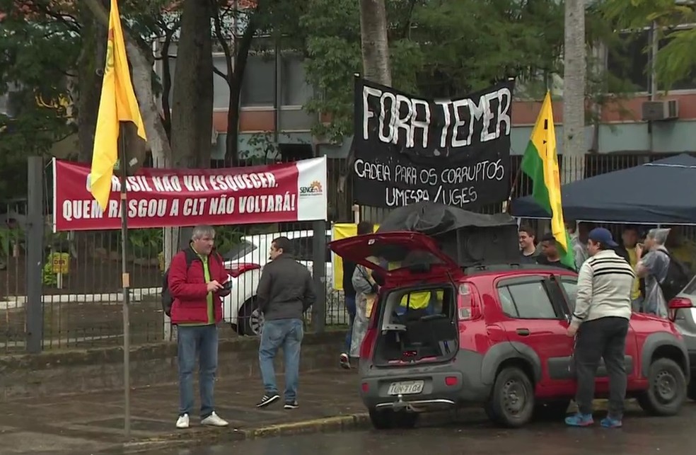 Manifestantes fizeram protestos e paralisaram alguns serviços em Porto Alegre nesta sexta (30) (Foto: Reprodução/RBS TV)