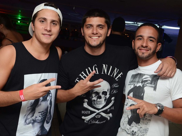 Bruno Gissoni com amigos em show no Rio (Foto: Ari Kaye/ Divulgação)