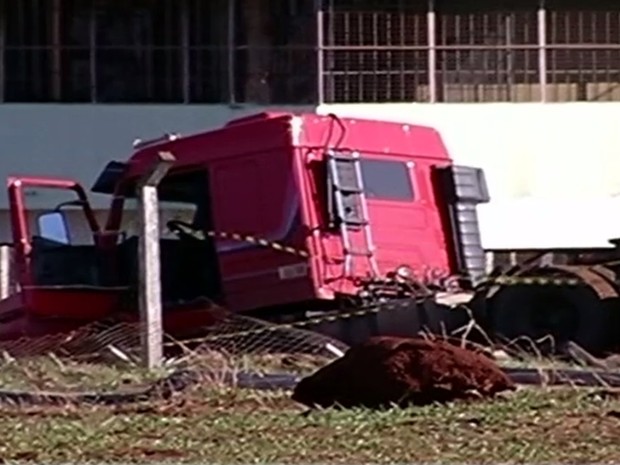 Criminosos usaram caminhão para derrubar alambrados e invadir presídio, em Itumbiara, Goiás (Foto: Reprodução/TV Anhanguera)