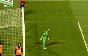 Auxiliar de trás do gol é agredido por torcedor do Trabzonspor (Foto: Reprodução de vídeo)