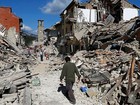 Pai resgata dois filhos de escombros após terremoto na Itália