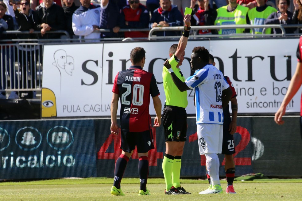 Sulley Muntari ainda levou o amarelo no duelo entre Pescara e Cagliari (Foto: Getty Images) Sulley Muntari ainda levou o amarelo no duelo entre Pescara e Cagliari (Foto: Getty Images)
