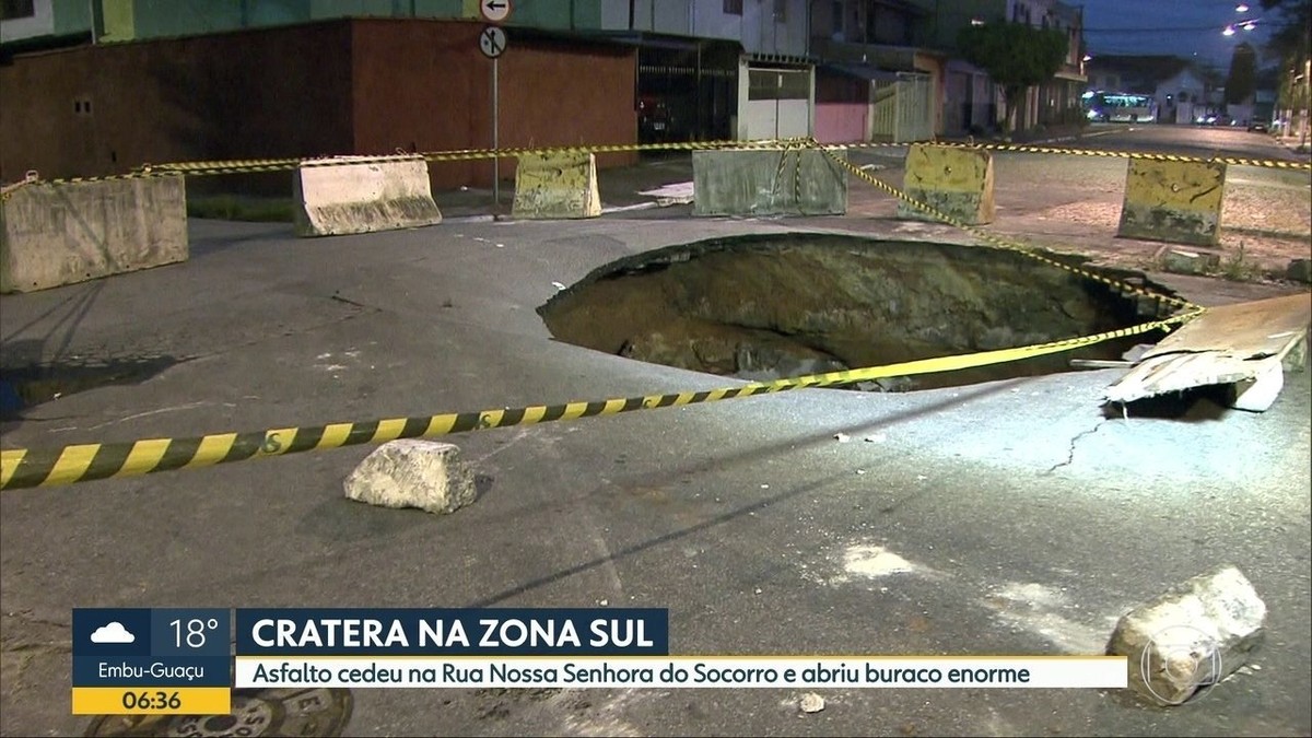 Asfalto cede e abre cratera na Zona Sul de SP São Paulo G1