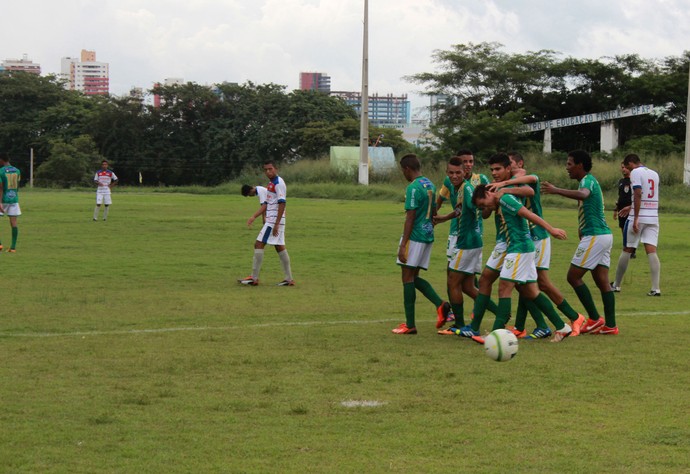 Jogadores do Picos comemoram segundo gol do atacante Bruno na partida (Foto: Marco Freitas)
