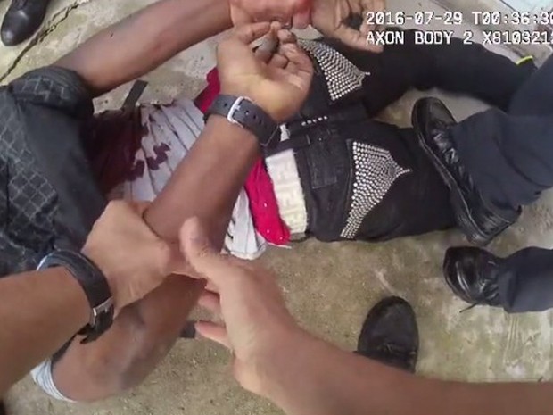 Police prepare to place handcuffs on Paul O&#39;Neal, 18, after he was shot in this still image from video taken from a body camera released by the Chicago police in Chicago, Illinois, U.S. July 28, 2016. (Foto: Chicago Police Department/Handout via Reuters)