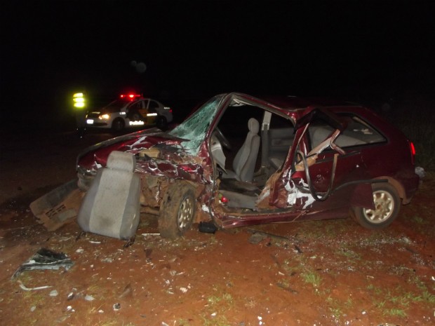 Carro ficou destruÃ­do no acidente (Foto: DivulgaÃ§Ã£o / Portal Arandu)