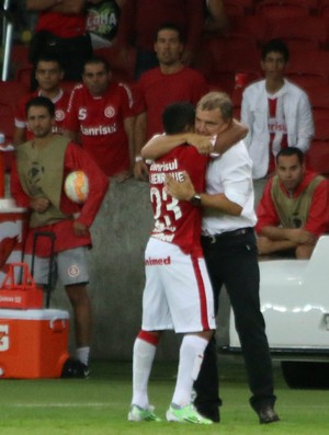 Após o gol, Jorge Henrique abraça Diego Aguirre