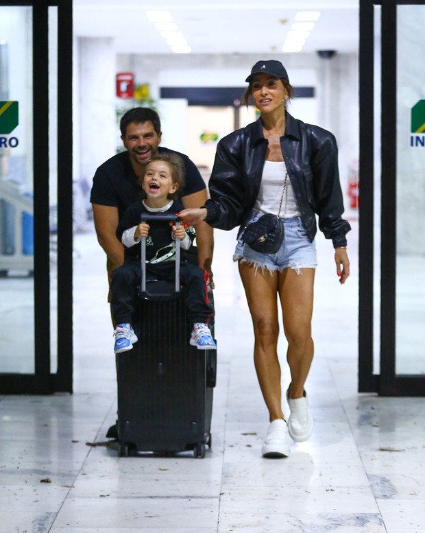 Zoe rouba a cena ao esbanjar simpatia em aeroporto com Sabrina Sato e Duda Nagle (Foto: Vítor Pereira/AGNEWS)