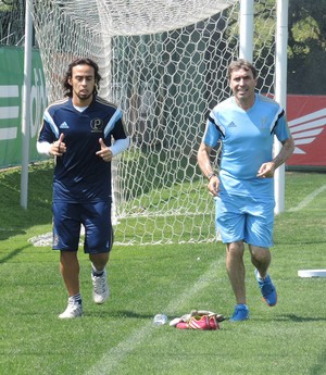 Em recuperação, Valdivia aparece em campo pela primeira vez após lesão