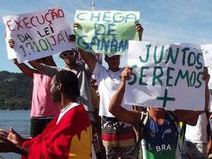 Segundo organização, até 400 pessoas participaram do protesto (Foto: Paola Fajonni /G1)