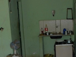 Parte da cozinha onde as refeições das funcionárias eram feitas em Pádua, RJ (Foto: Jornal Opção do Noroeste)