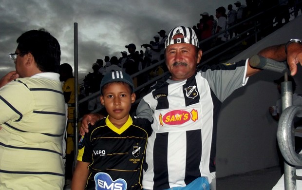 Na torcida pelo ABC, pai e filho criticam a violência nos estádios (Foto: Ferreira Neto)