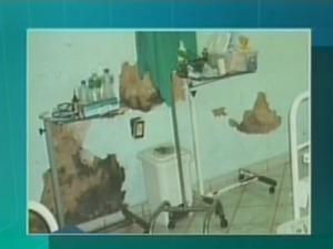 Rachaduras e infiltrações registradas em quarto do Hospital Regional de Araguaína (Foto: Reprodução/TV Anhanguera)
