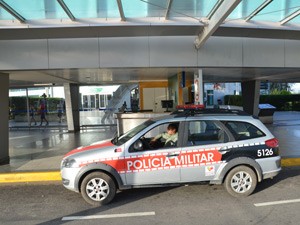 Mulher de 54 anos morreu ao desembarcar no Aeroporto Internacional Presidente Castro Pinto  (Foto: Walter Paparazzo/G1)