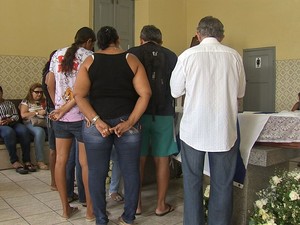 Parentes e amigos velam corpo Johnny Moura, assassinado em saída de festa em Fortaleza (Foto: TV Verdes Mares/Reprodução)