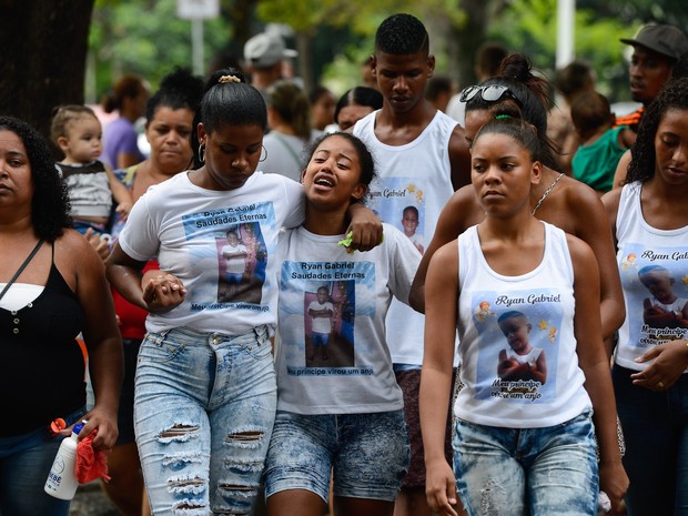 Familiares e amigos enterram o corpo do menino Ryan Gabriel, de 4 anos, no  cemitério de Irajá, no Rio de Janeiro. Ele morreu após ser atingido por uma bala perdida durante confronto de traficantes dos morros da Serrinha e Cajueiro, em Madureira (Foto: Fernando Frazão/Agência Brasil)