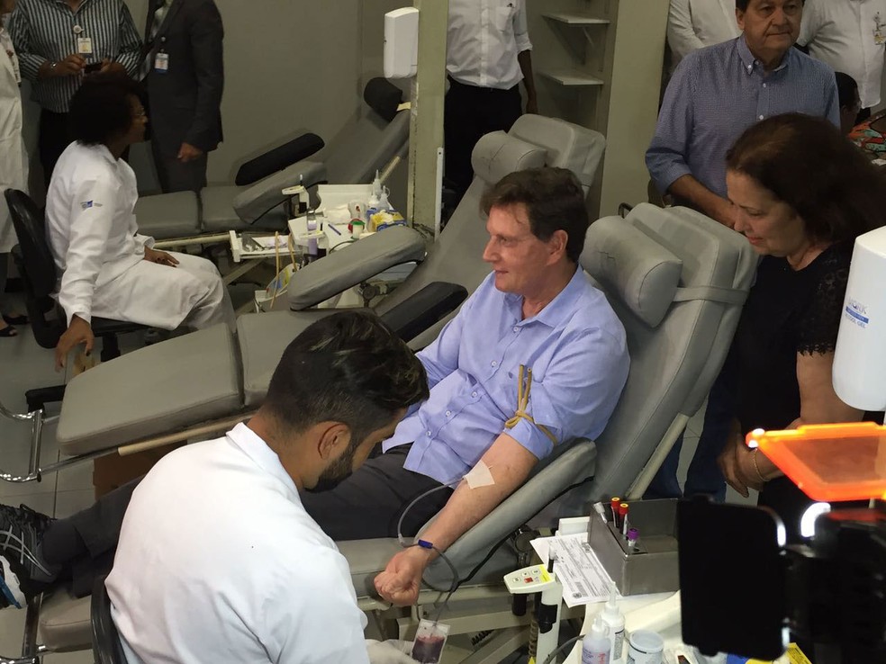 Marcelo Crivella doa sangue no Hemorio (Foto: Fernanda Rouvenat / G1)