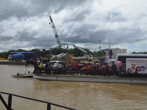 Única balsa que está realizando a travessia no Rio Matapi (Foto: John Pacheco/G1)