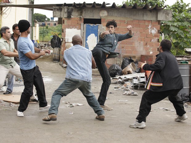 Bandidos tentam dar um fim a Nando (Foto: Guerra dos Sexos/TV Globo)