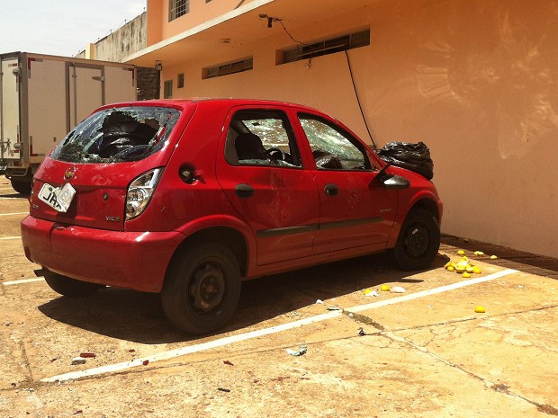 Carro quebrado por policial civil em Samambaia Sul (Foto: Lucas Salomão/G1)