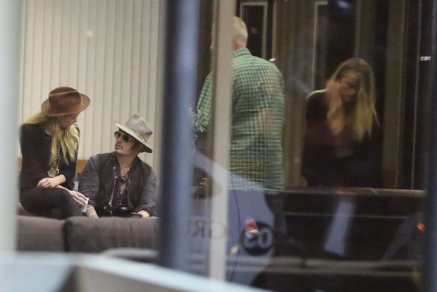 Amber Heard e Johnny Depp no aeroporto internacional do Rio (Foto: Dilson Silva e André Freitas / AgNews)