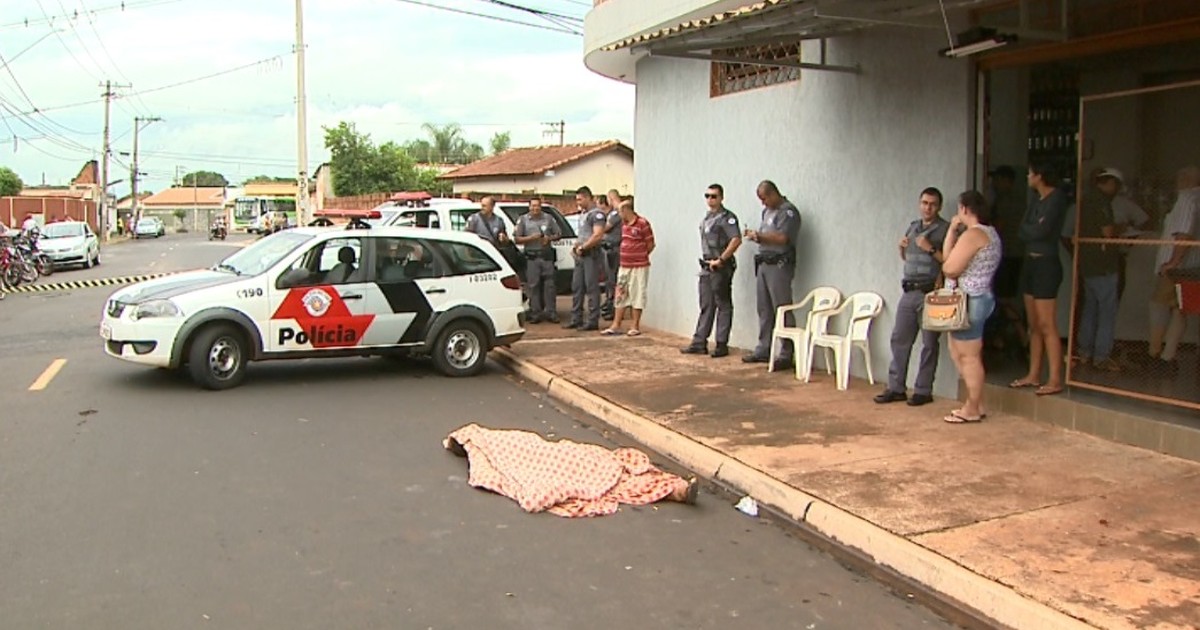 G1 - Briga de vizinhos acaba com homem esfaqueado e morto em Ribeirão