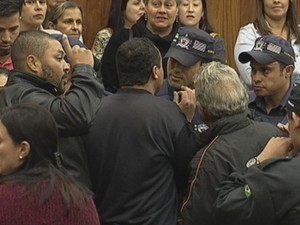 Guardas tentaram tirar professora, mas grupo impediu remoção (Foto: Reprodução/ TV TEM)