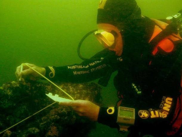 Arqueólogo marítimo do Museu Marítimo Nacional Australiano trabalhando no local do naufrágio do Endeavour  (Foto:  Museu Marítimo Nacional Australiano)