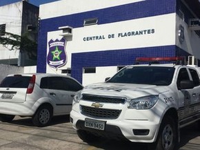 Operação do Gecoc prende quatro suspeitos de tráfico e extrosão; dois deles foram levados para a Central de Flagrantes (Foto: Heliana Gonçalves/TV Gazeta)