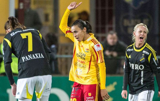 Marta comemorando o primeiro gol (Foto: Divulgação / Aftonbladet)