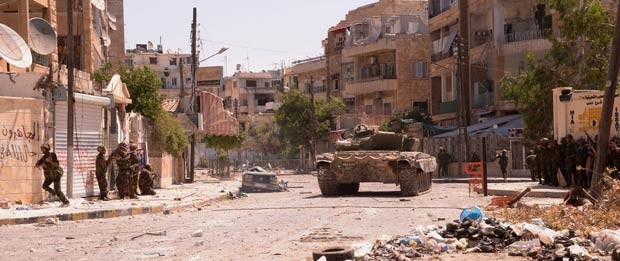 Exército sírio durante combate em Saif al-Dawla, distrito de Aleppo, em 25 de agosto (Foto: AFP)