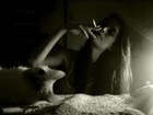 Alinne Moraes aparece fumando em fotos postadas pelo namorado