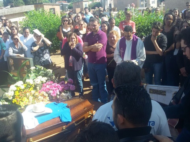 Amigos e familiares cantaram em homenagem ao cantor antes do sepultamento (Foto: Emerson Bortolaia/Votunews)