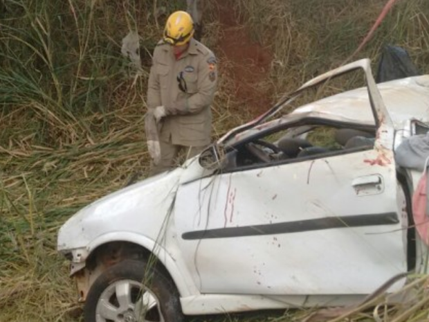 Carro ficou completamente destruído após acidente em Anapolis, Goiás (Foto: Divulgação/Bombeiros)