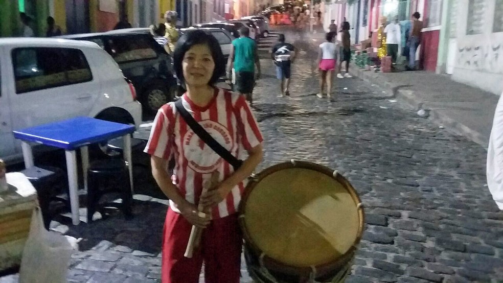 Japonesa participa de maracatu que percorreu ladeiras de Olinda (Foto: Flávio Adriano/G1)