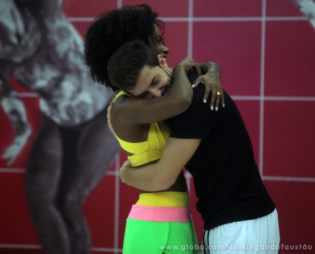 No reencontro do aluno com a bailarina, um abraço (Foto: Domingão do Faustão / TV Globo)