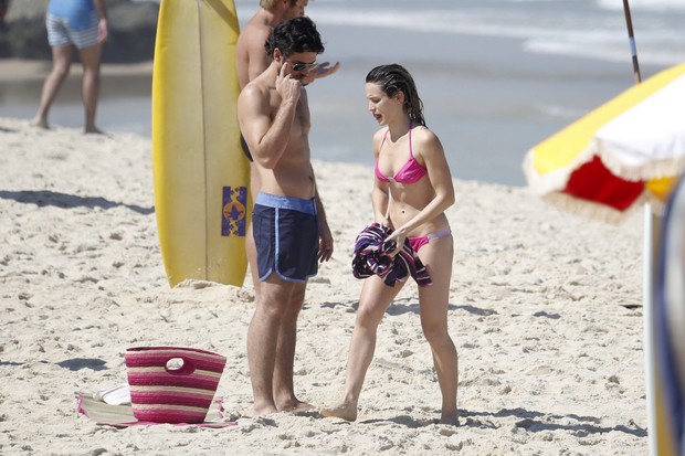 Bianca Bin e Marco Pigossi gravam na praia (Foto: Gil Rodrigues / Foto Rio News)