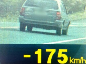 Carro é flagrado a 175 km/h em rodovia federal de MS (Foto: Divulgação/PRF)