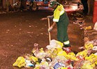 Depois da festa, lixo toma conta da Vila Madalena (Reprodução)