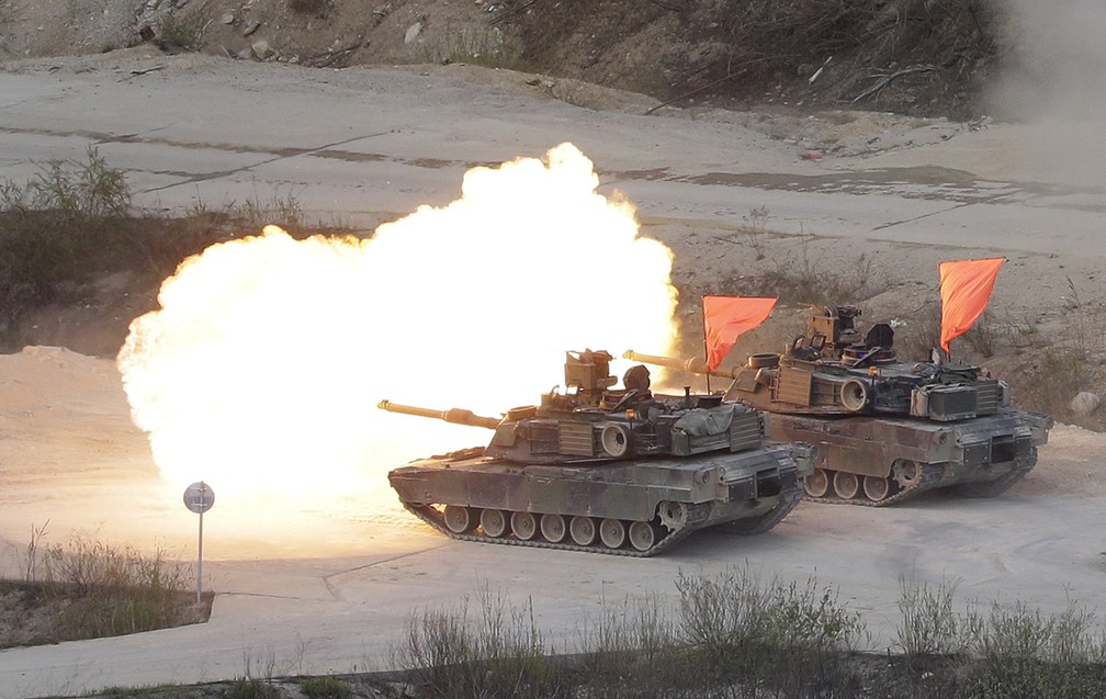 Tanques dos EUA disparam nesta quarta-feira (26) durante exercício conjunto com forças da Coreia do Sul em Pocheon, perto da fronteira com a Coreia do Norte (Foto: AP Photo/Ahn Young-joon)